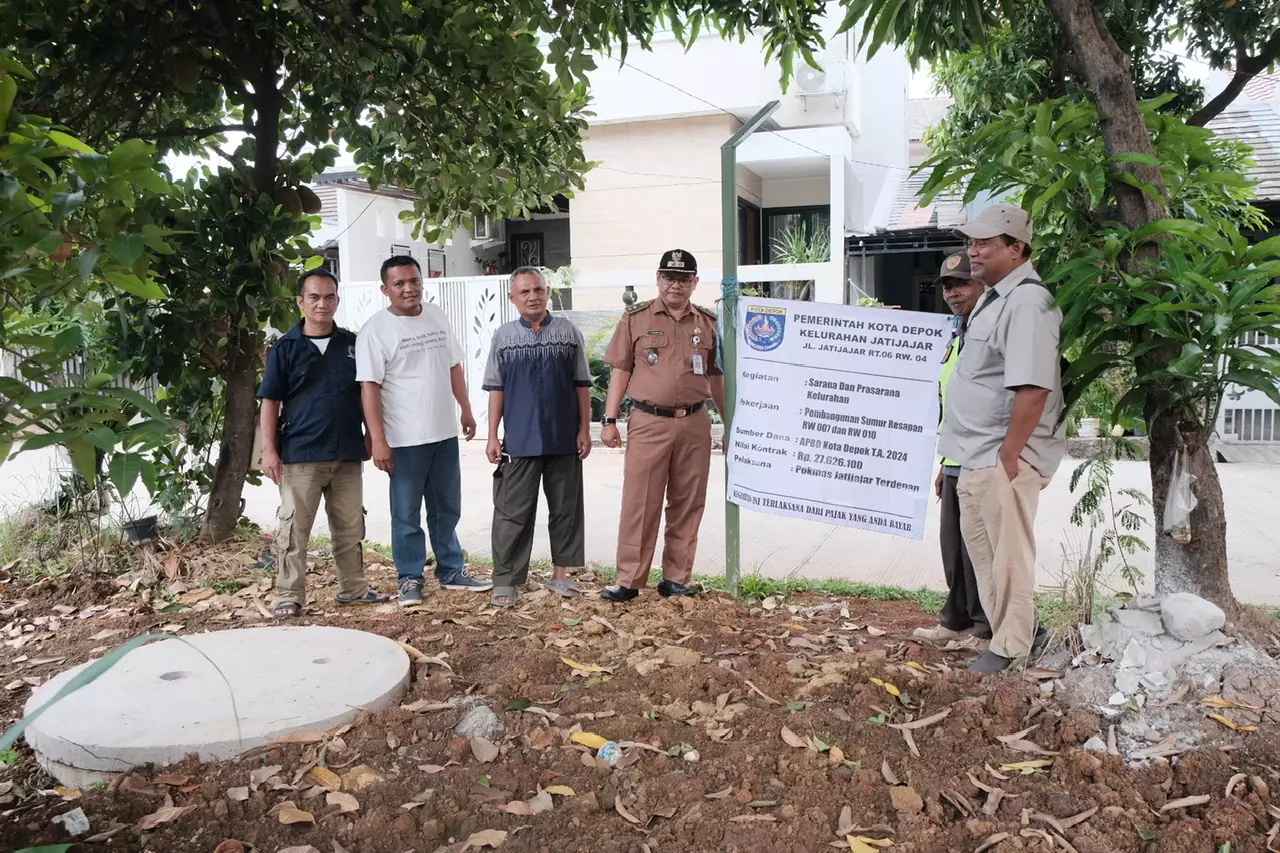 Lurah Jatijajar Tinjau Lokasi Pembuatan Sumur Resapan