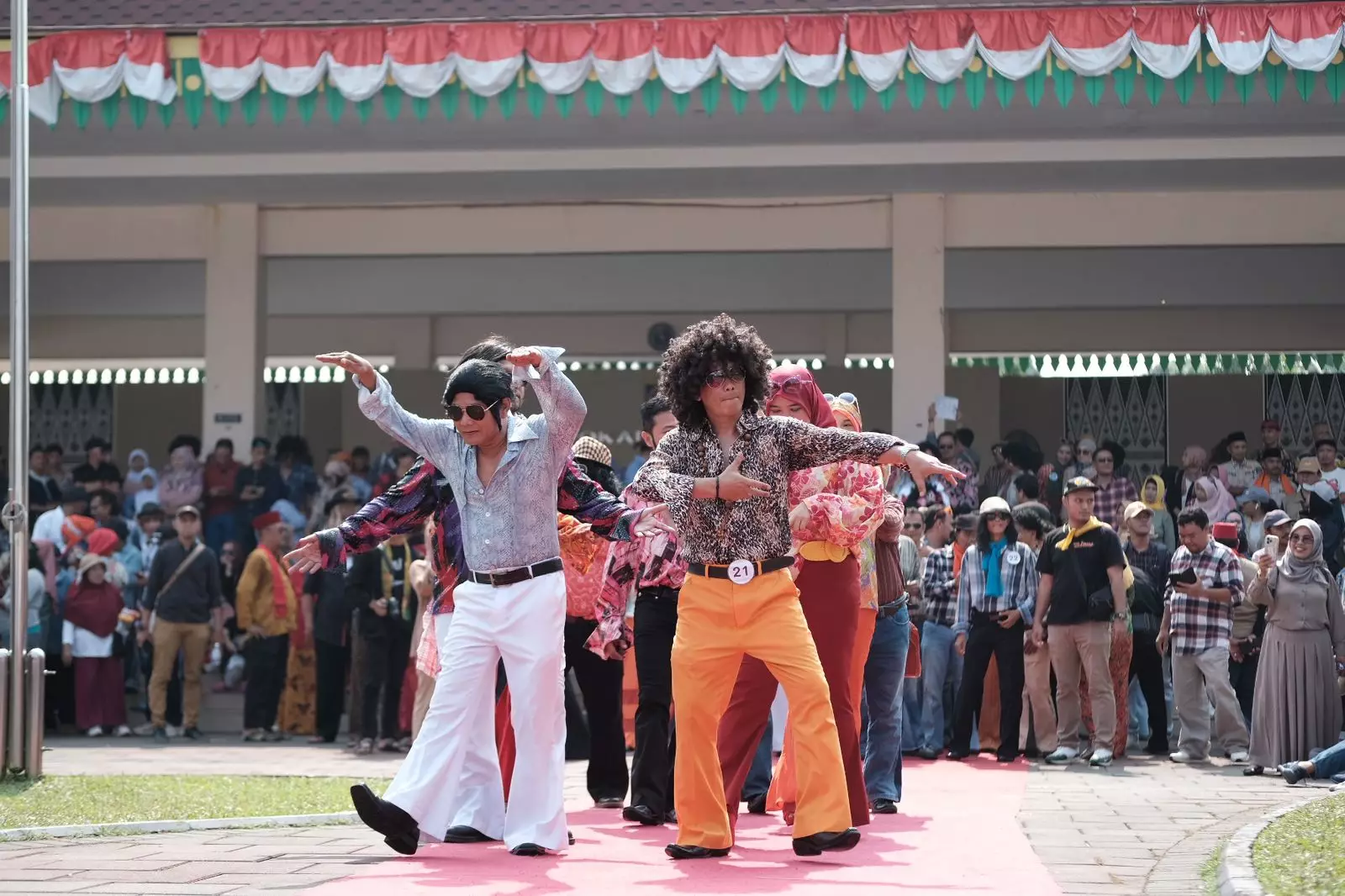 Sudah Jarang Ditemui, Fashion Show 70an Sedot Perhatian Gen Z