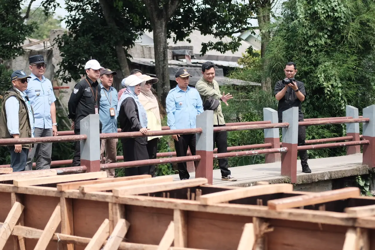 Wali Kota Depok Tinjau Pengerjaan Turap di Jalan Cipayung-Pitara