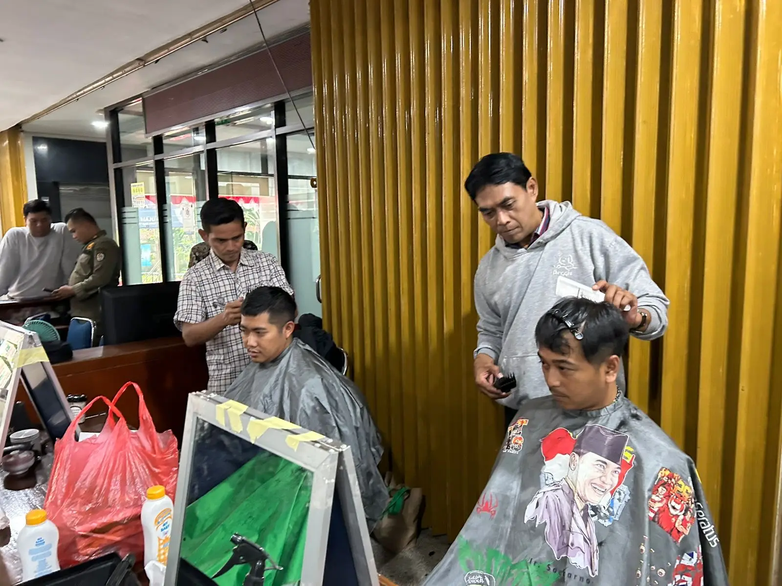 Warga Puas Dapat Layanan Cukur Rambut Gratis di HUT ke-27 Kota Depok
