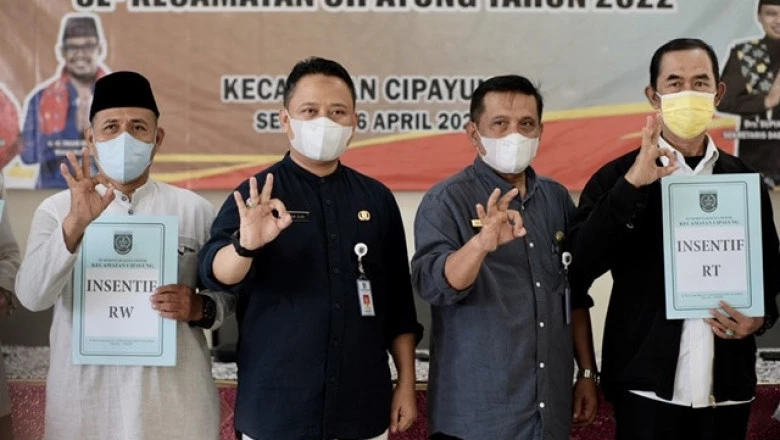 Sekda Depok Serahkan Dana Insentif RT-RW dan LPM se-Kecamatan Cipayung