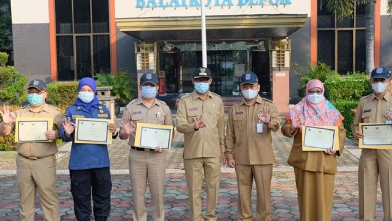 Penyerahan Piagam Penghargaan Realisasi Keuangan Tertinggi Semester I