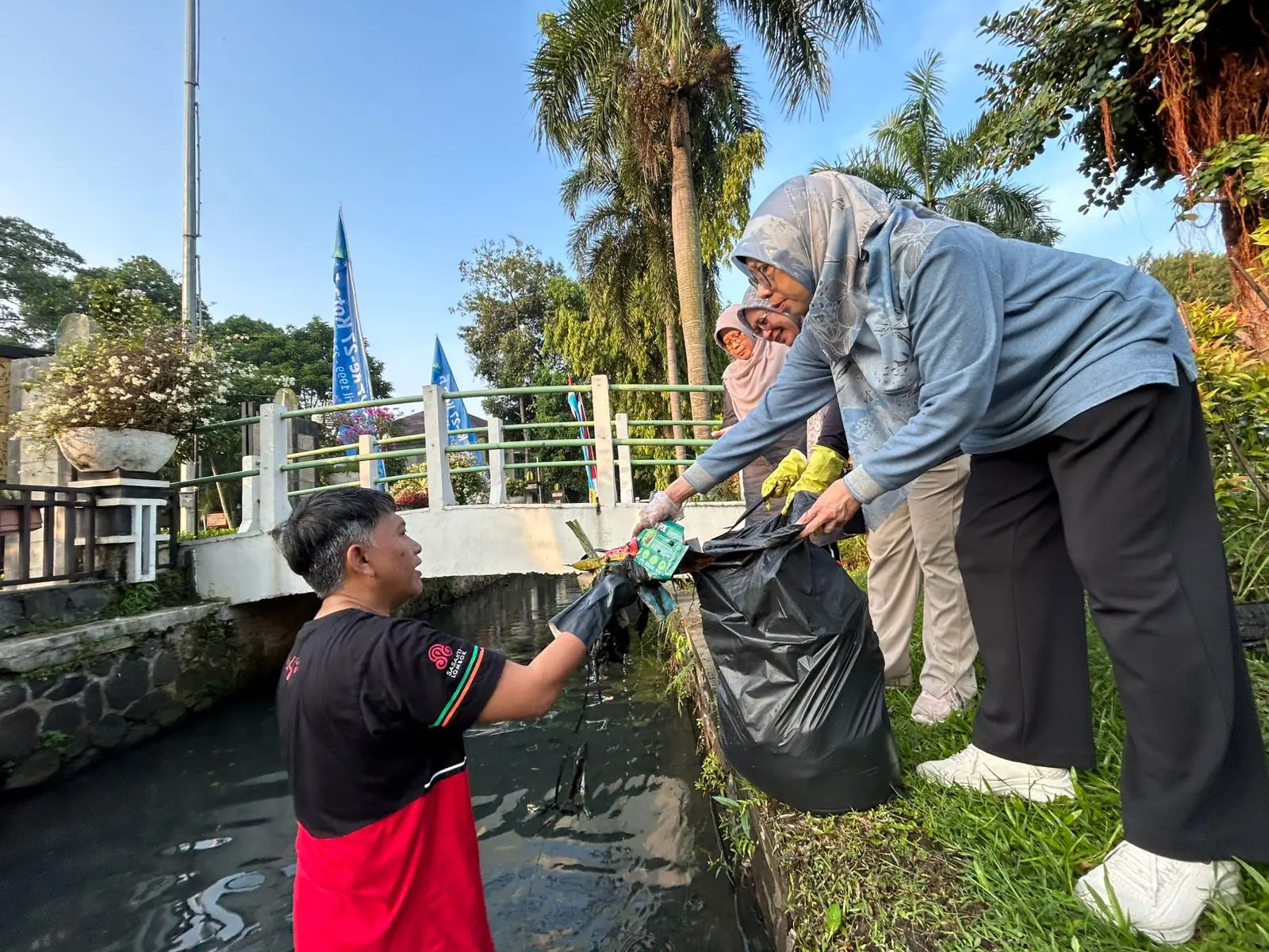 Terjun Langsung, Kepala Dinas dan ASN Setda Depok Bersihkan Sampah dari Kali Cabang Tengah