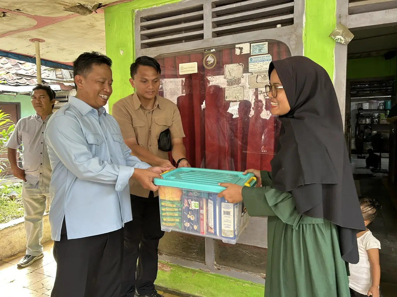Tinjau Dua RTLH di Kelurahan Curug, Wali Kota Depok Serahkan Bantuan Sembako