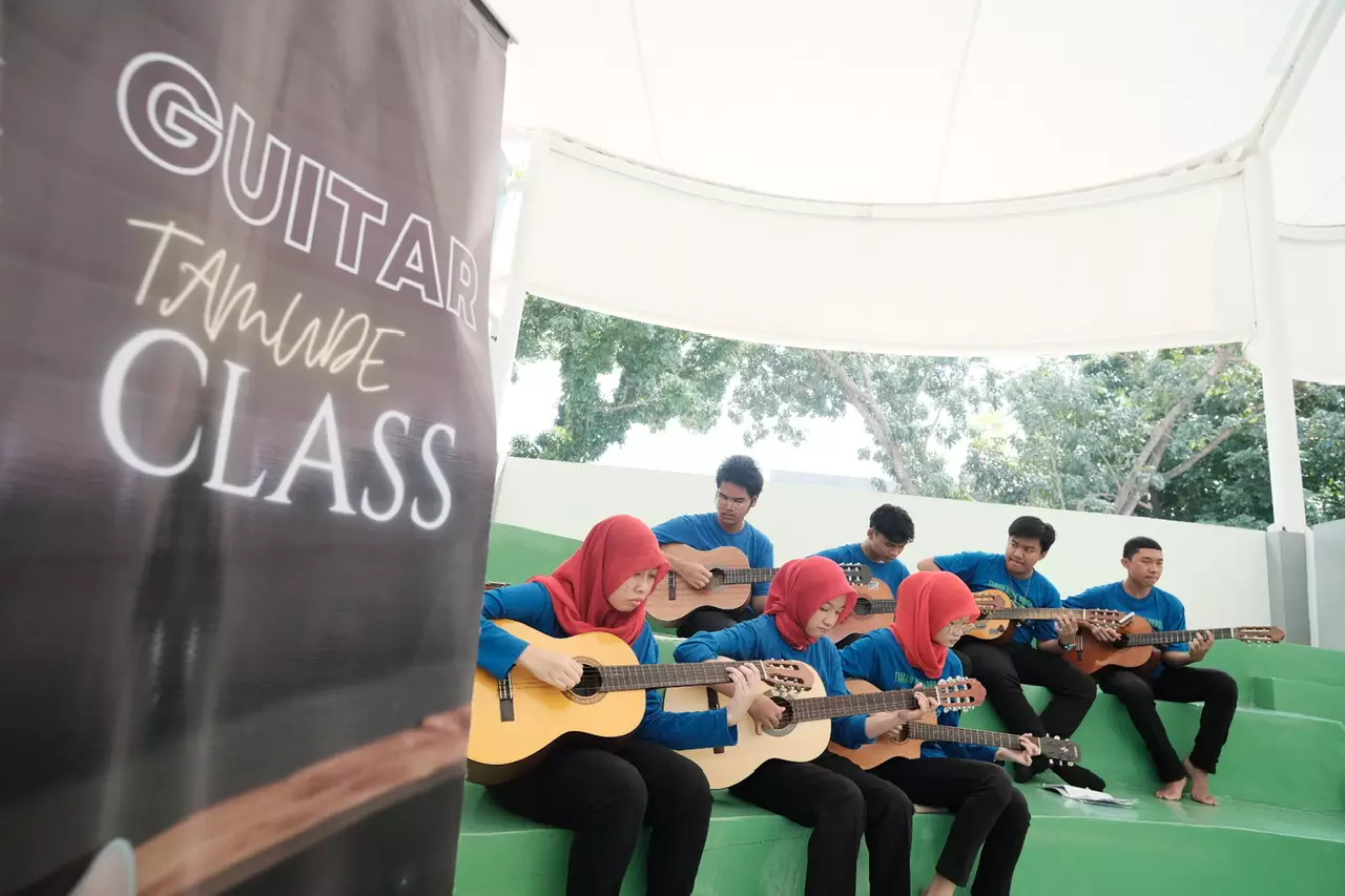 Sejumlah Remaja Berlatih Alat Musik di Tamude