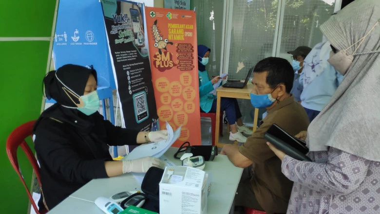 Ikuti Vaksinasi Covid-19 di Puskesmas Mampang, 38 Warga Berhasil Divaksin 