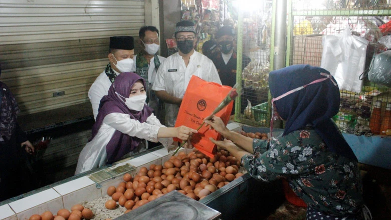 Sekda dan DWP Kota Depok Bagikan Bingkisan Kepada Pedangang Pasar Cisalak