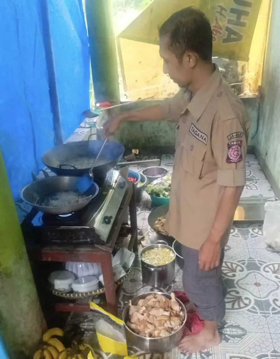 Tagana Depok Buka Dapur Umum Bagi Korban Banjir Bandang dan Longsor di Kabupaten Sukabumi
