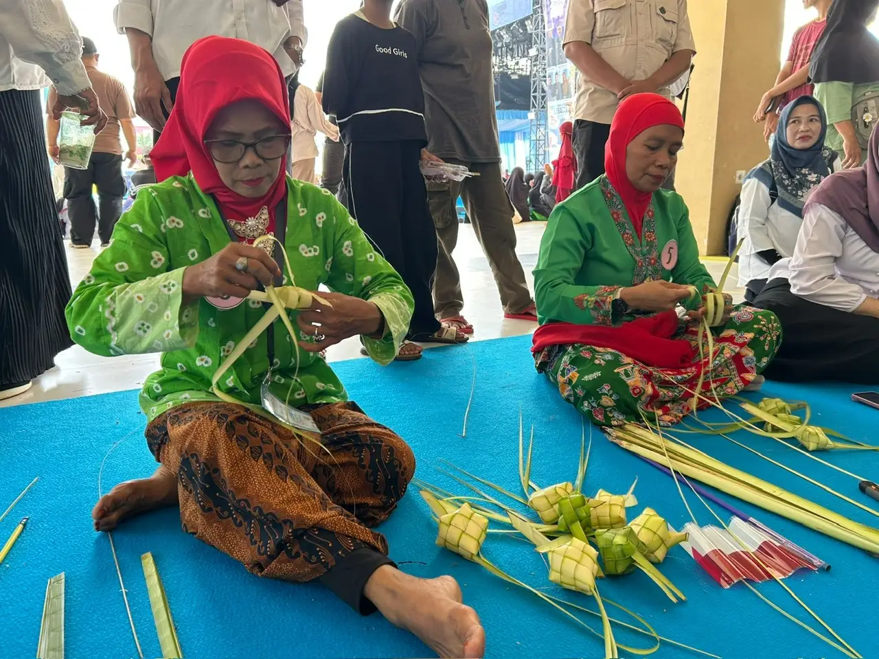 Puluhan Peserta Adu Cepat Nganam Ketupat di Lebaran Depok 2026