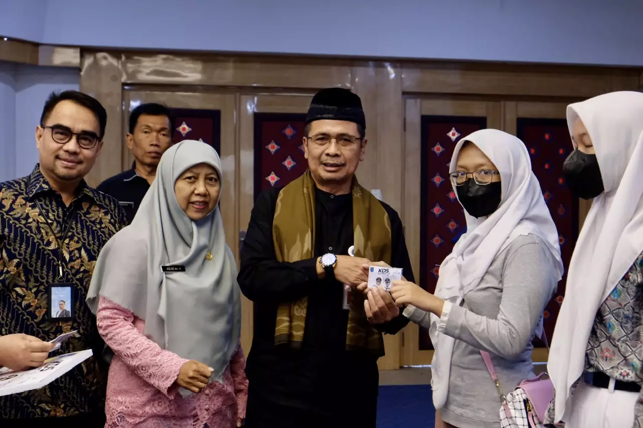 Dinsos Salurkan Bantuan KDS Pendidikan Bagi Siswa SMA
