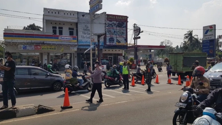 295 Kendaraan Menuju Depok Dipaksa Putar Balik di Jalan Raya Parung