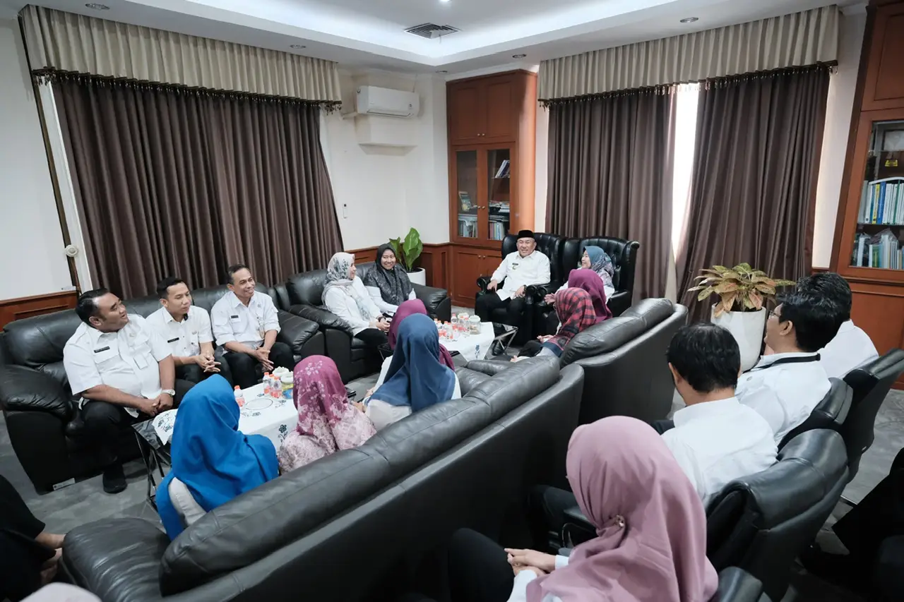 Hari Terakhir Menjabat Wali Kota Depok, Kiai Idris Terima Kunjungan ASN di Ruang Kerja