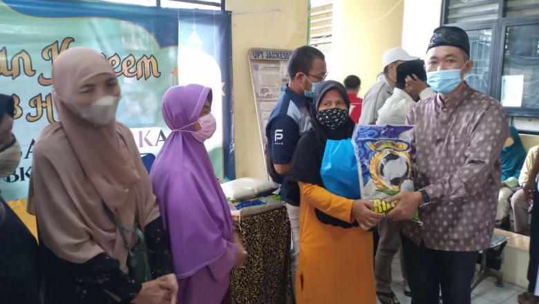 Aparatur Kelurahan Mampang dan PStore Bagikan 200 Paket Lebaran untuk Warga