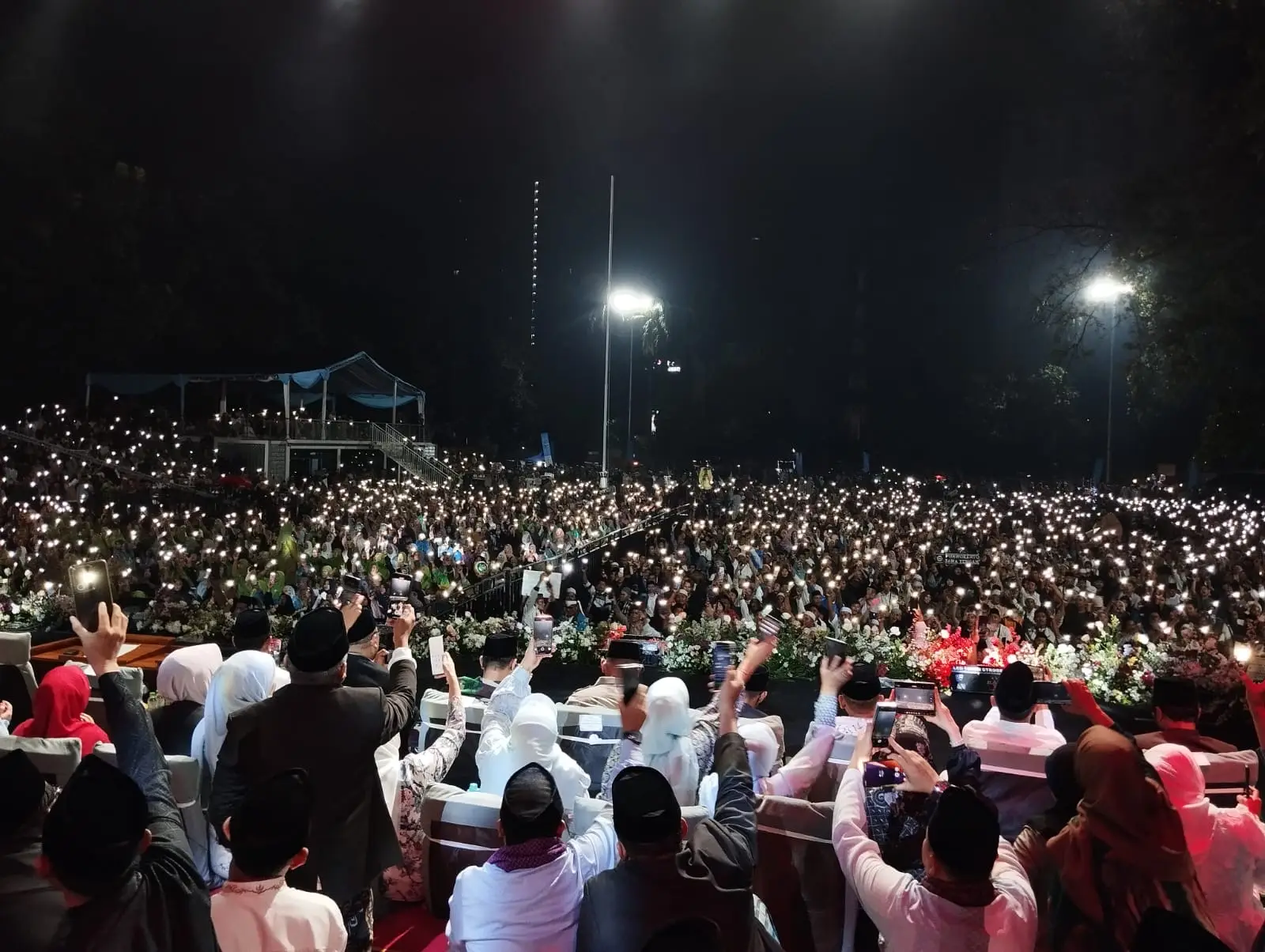 Ribuan Jamaah Ikut Ngaji Bareng Gus Iqdam di Depok Open Space