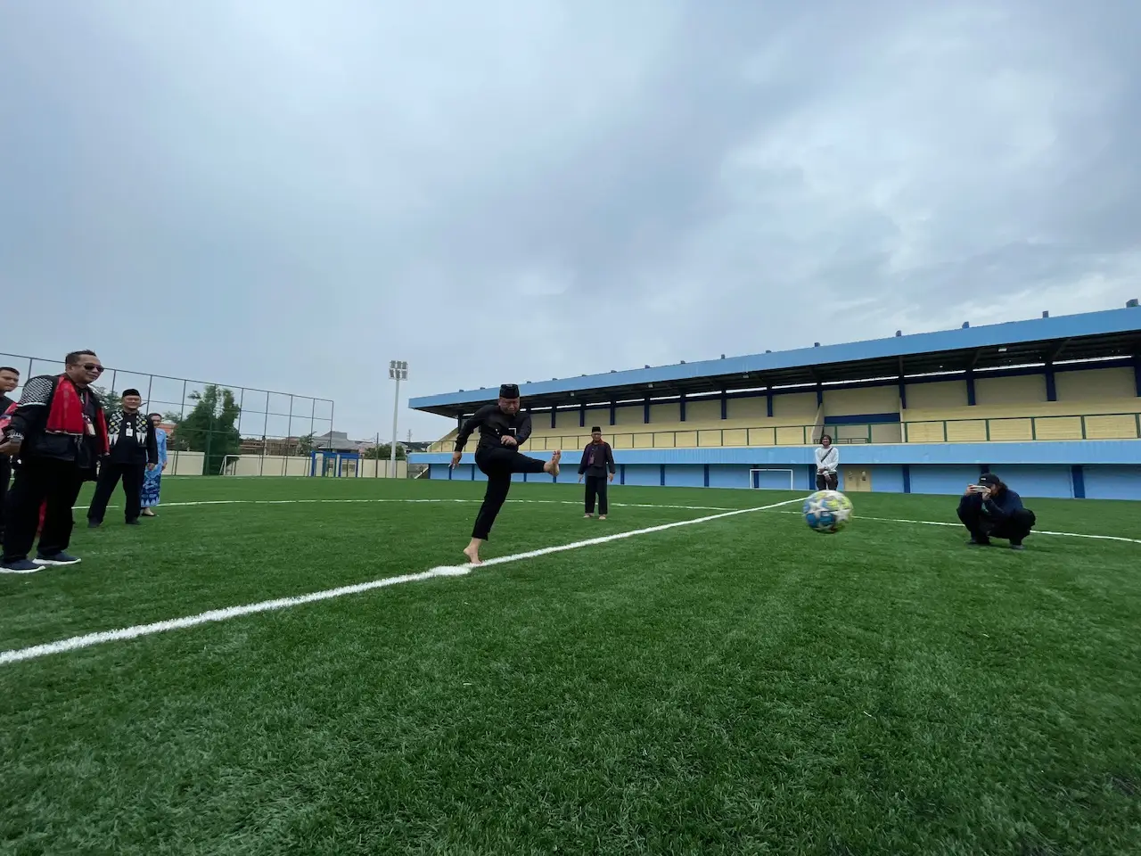 Usai Diresmikan, Wali Kota Depok Jajal Rumput Baru Stadion Mahakam