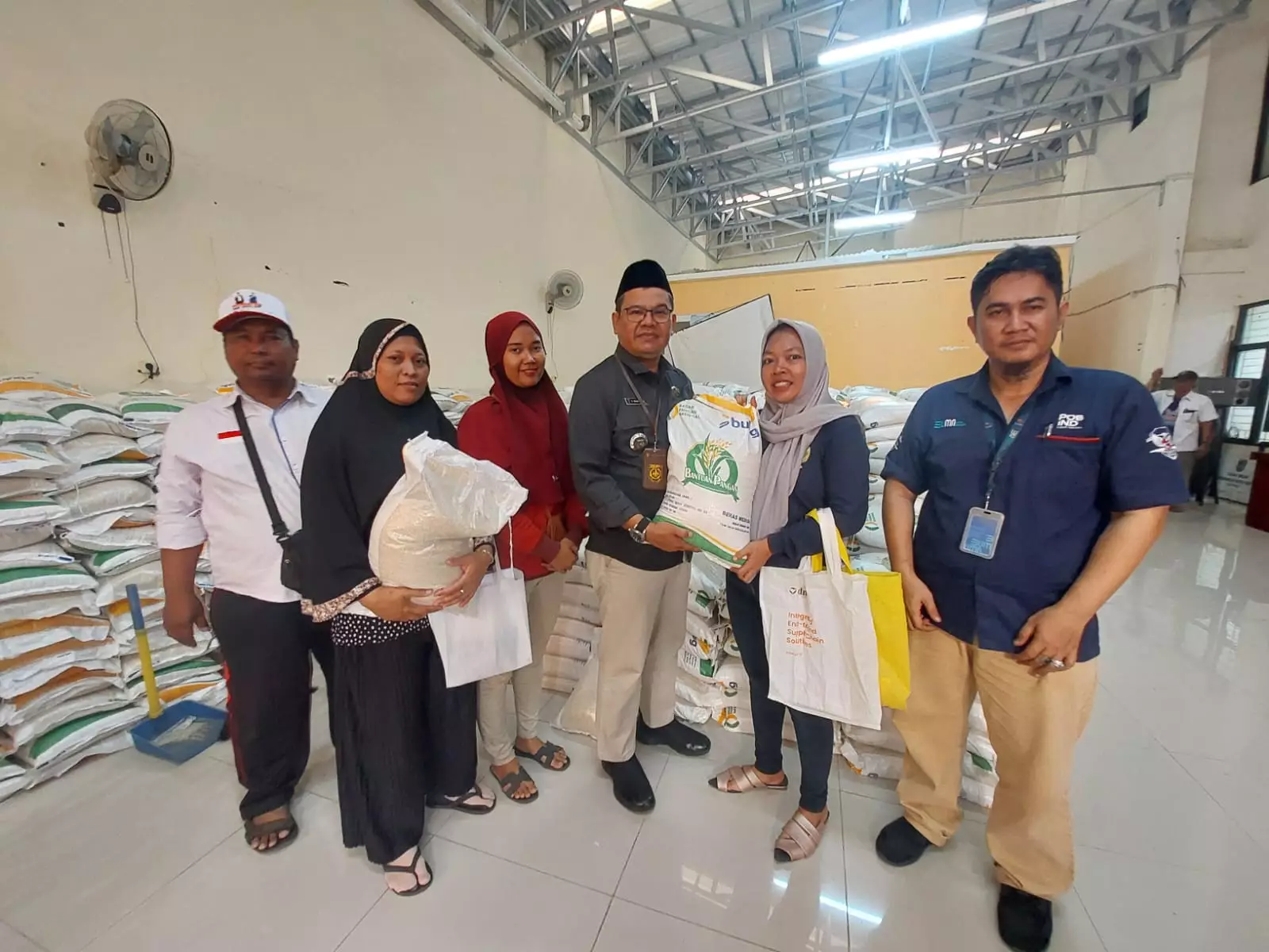 Kelurahan Jatijajar Salurkan 3.612 Karung Beras Bantuan Kemensos RI