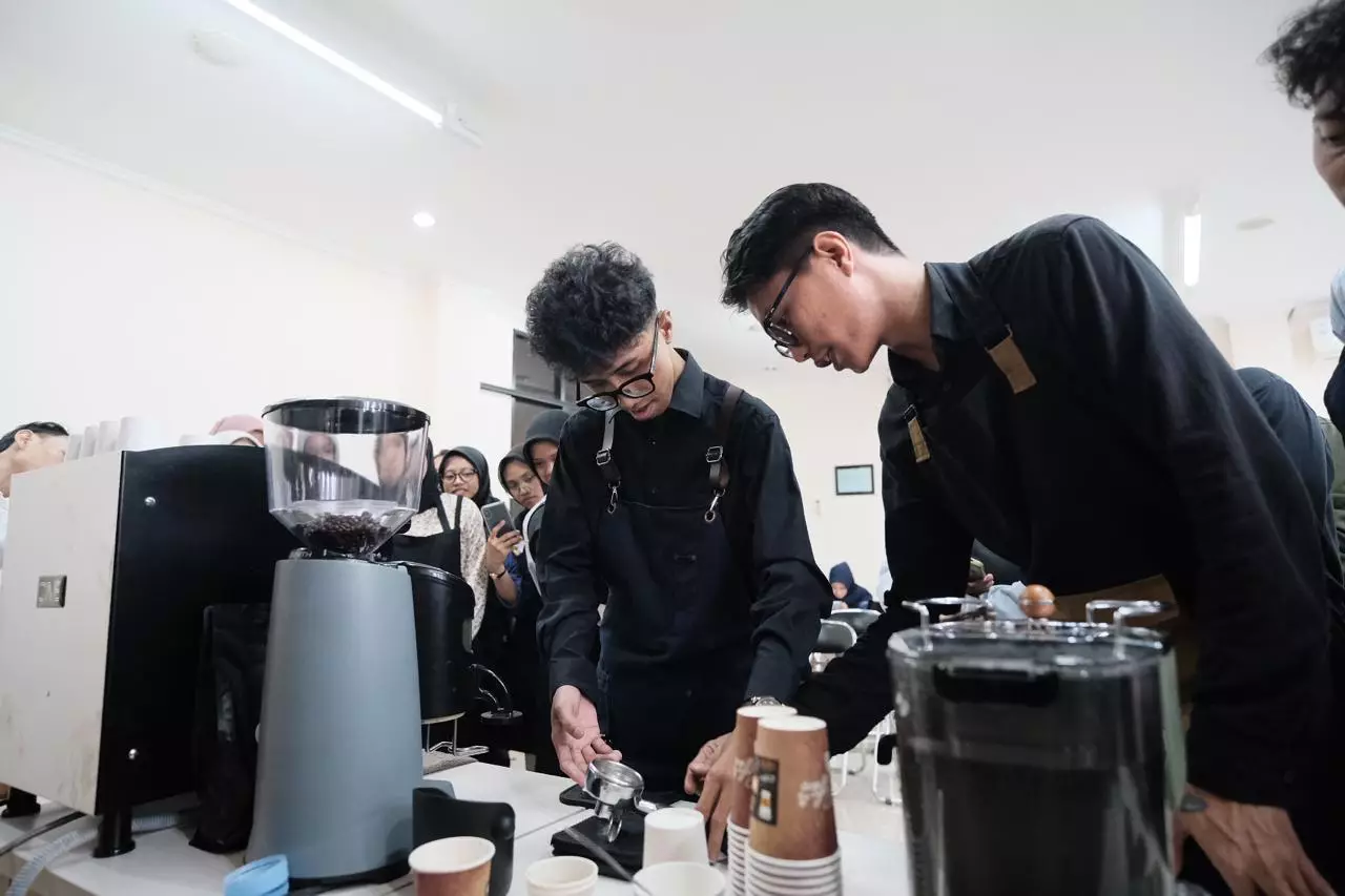 Peserta Pelatihan Barista Disnaker Depok Diasah Skill Meracik Kopi