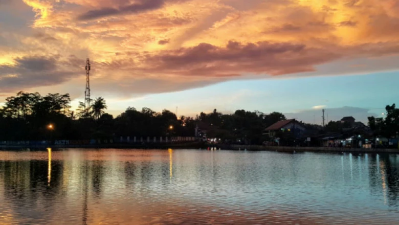 Asiknya Menikmati Sunset di Situ Jatijajar