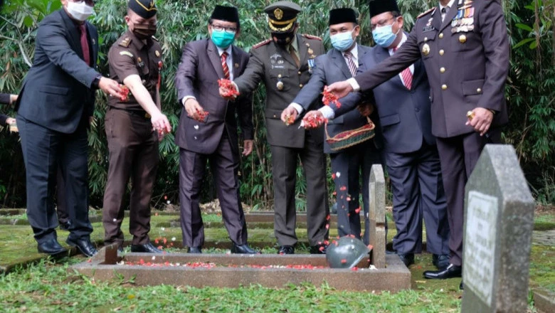 Forkopimda Kota Depok Tabur Bunga