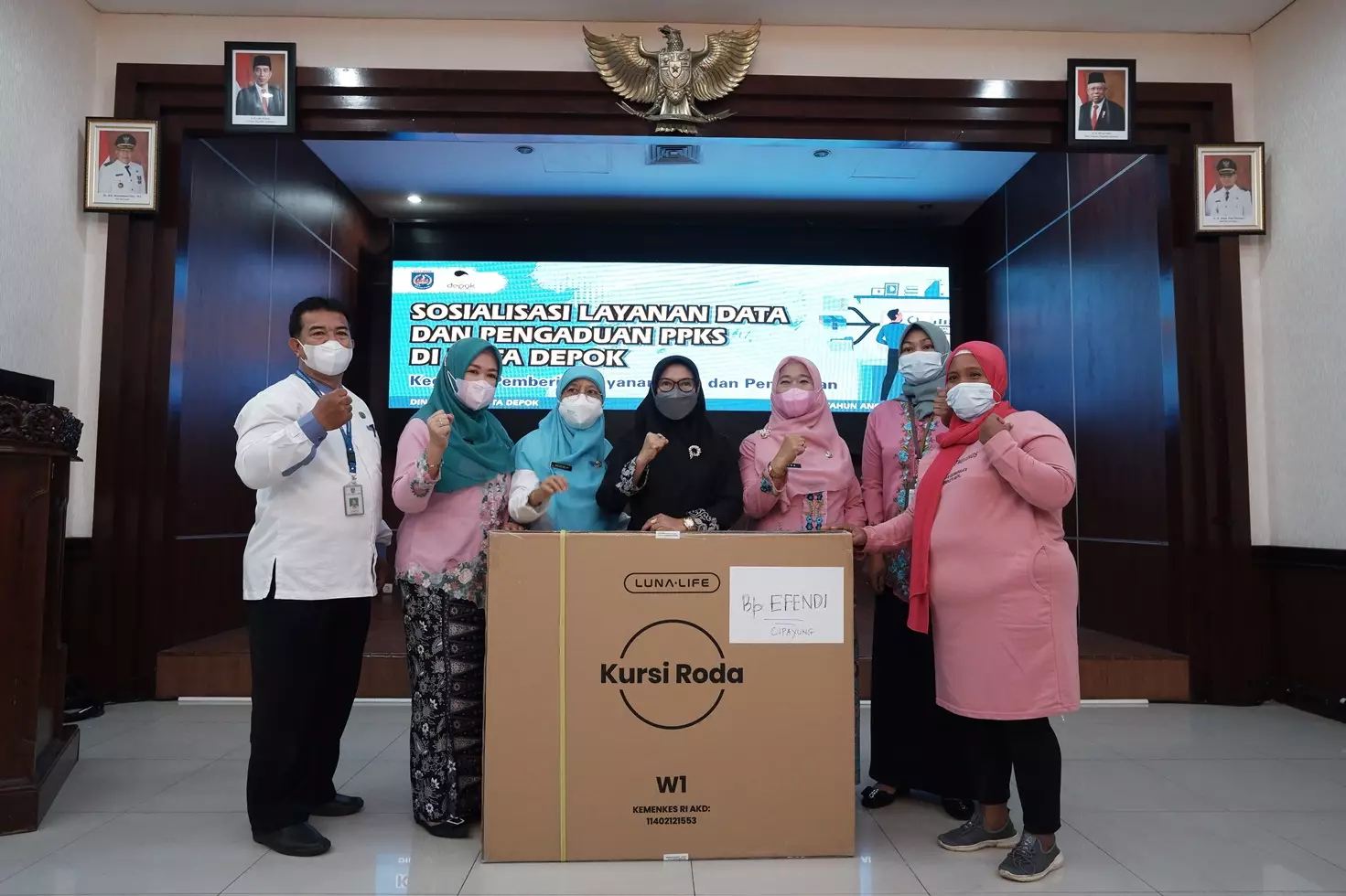 Dinsos Serahkan Bantuan Alat Kesehatan kepada PPKS di Wilayah Kecamatan Cipayung