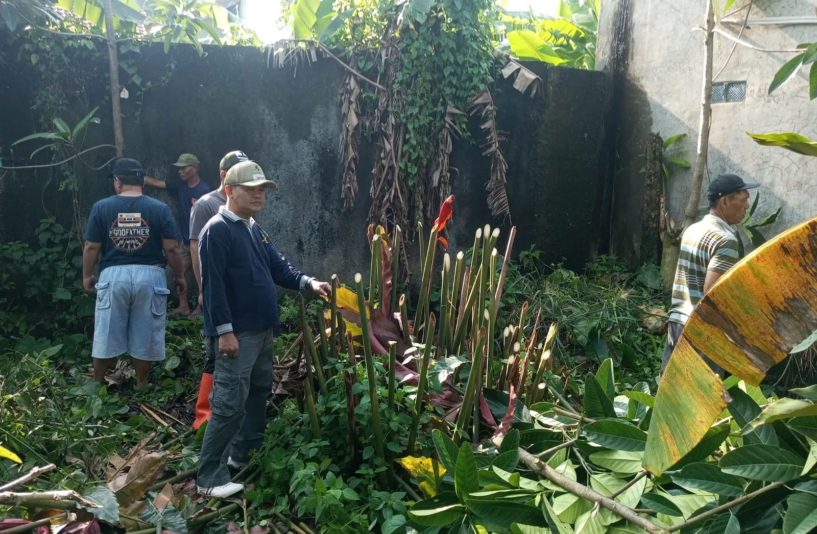Warga Panmas Kompak Laksanakan Kerja Bakti di Musim Penghujan