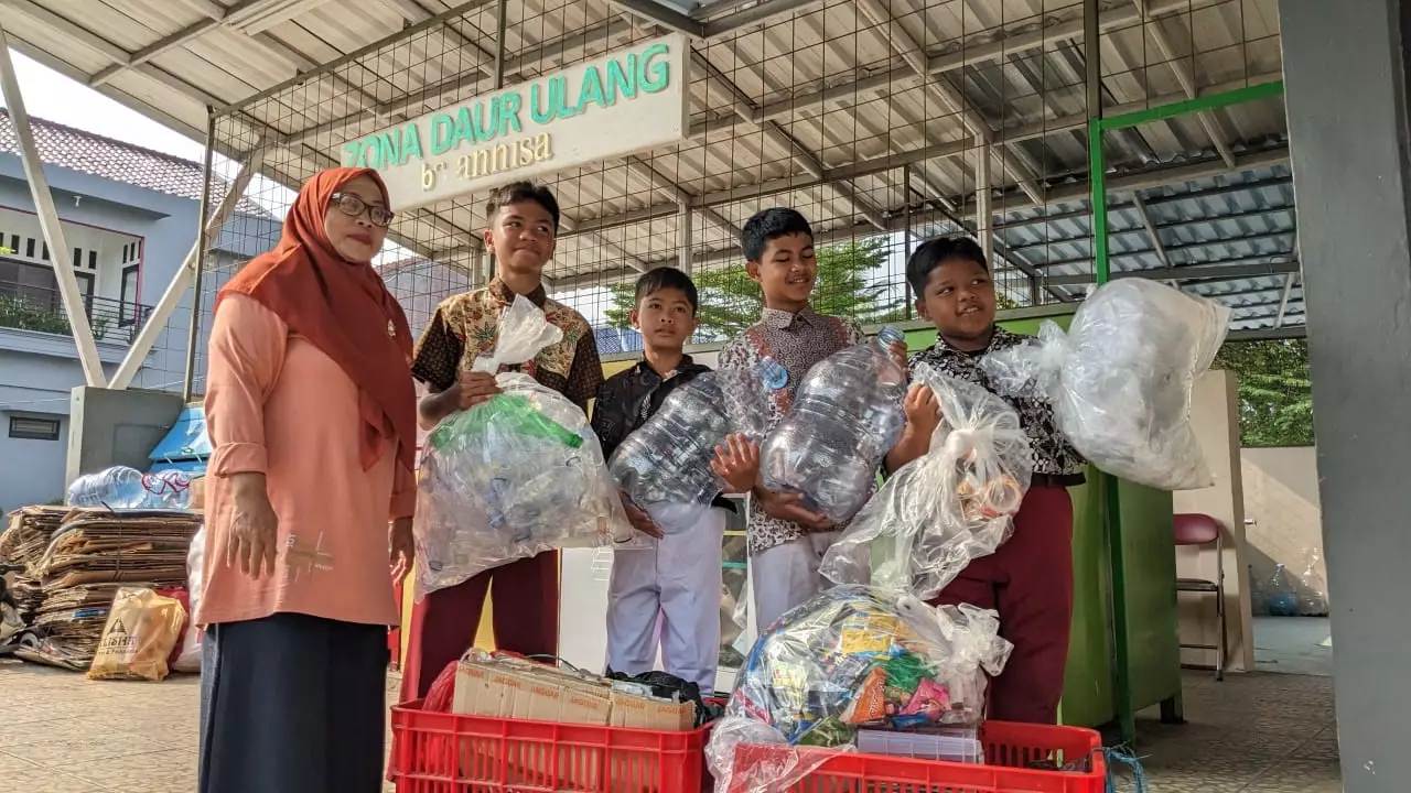 Keren! Peduli Lingkungan Siswa SDN Baktijaya 1 Rajin Pilah Sampah