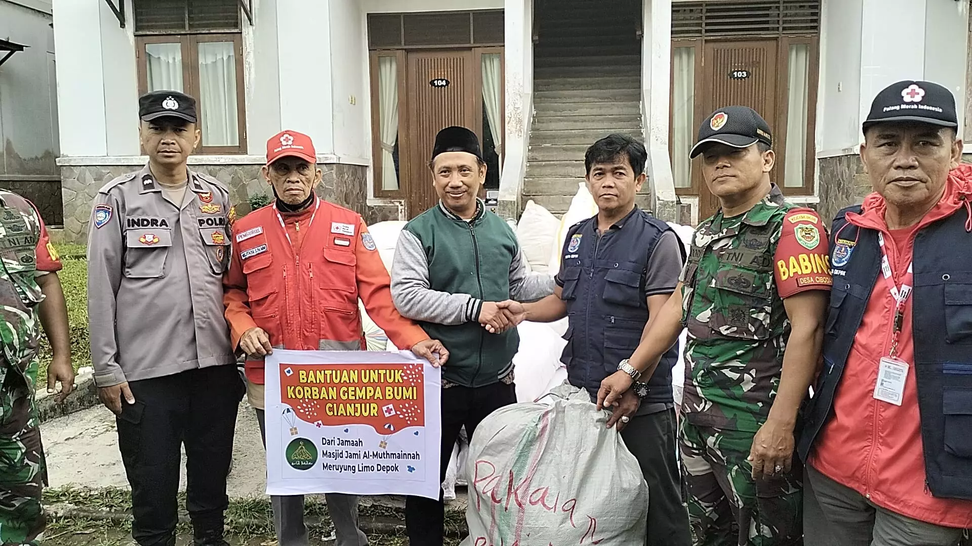 Tim Depok Peduli Gempa Cianjur Terima Bantuan dari Jemaah Masjid Jami Jami Al-Muthmainnah Meruyung