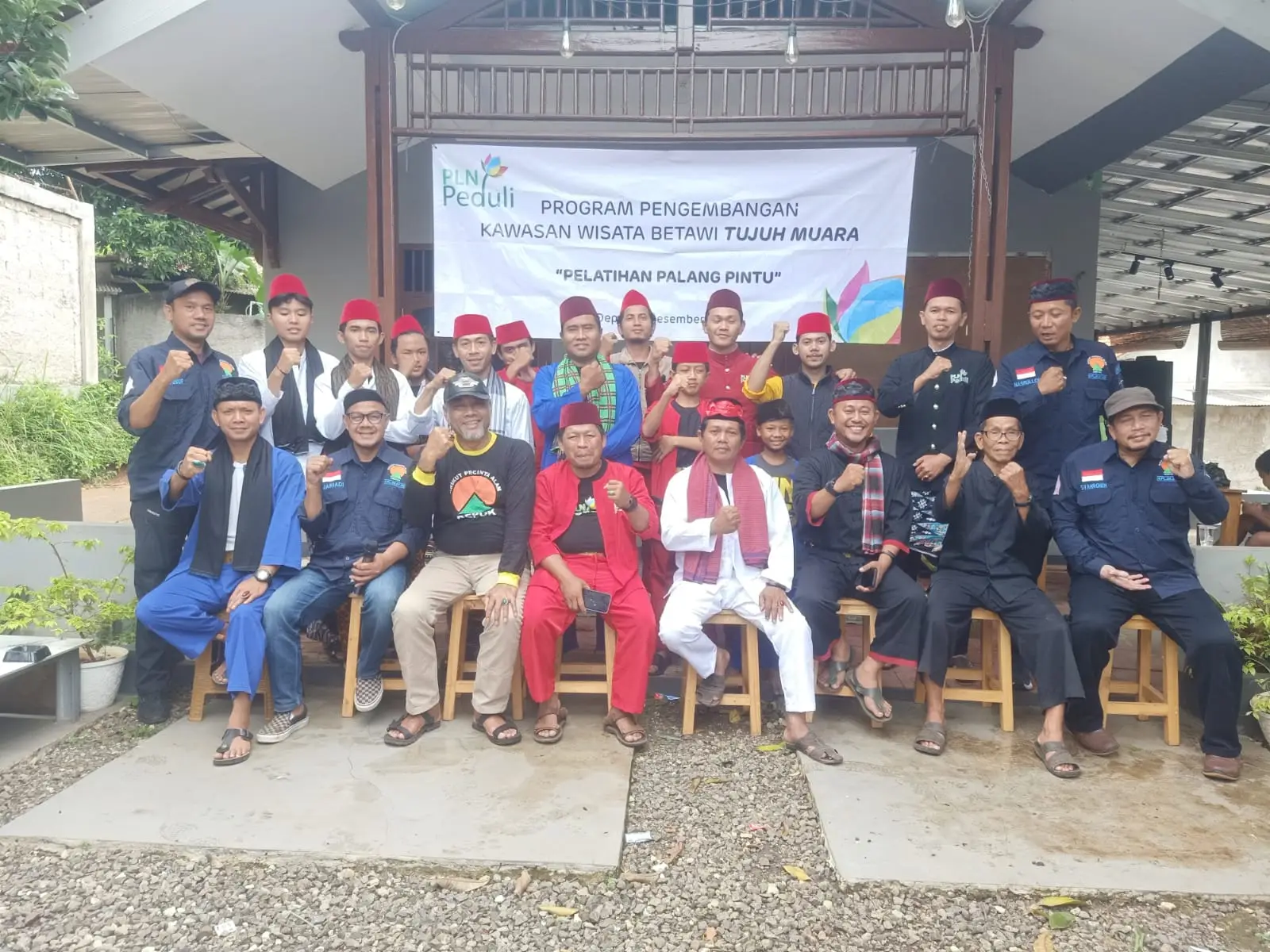 Jaga Kearifan Lokal, Belasan Warga RW 14 Bojongsari Dilatih Budaya Palang Pintu