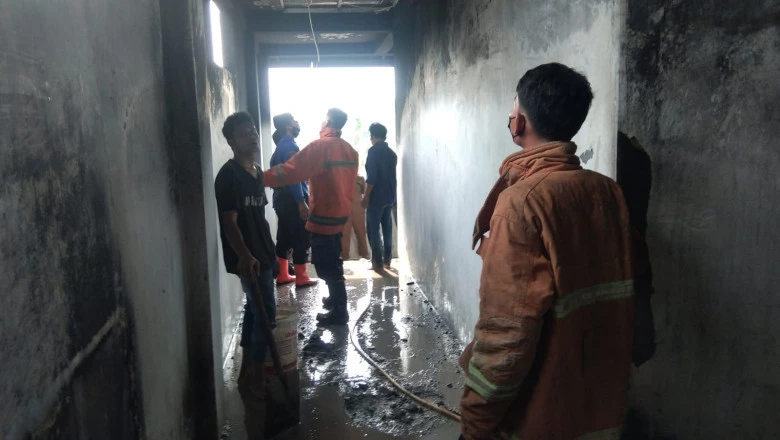 Damkar Depok Sigap Tangani Kebakaran Gudang Pondok Pesantren di Tapos