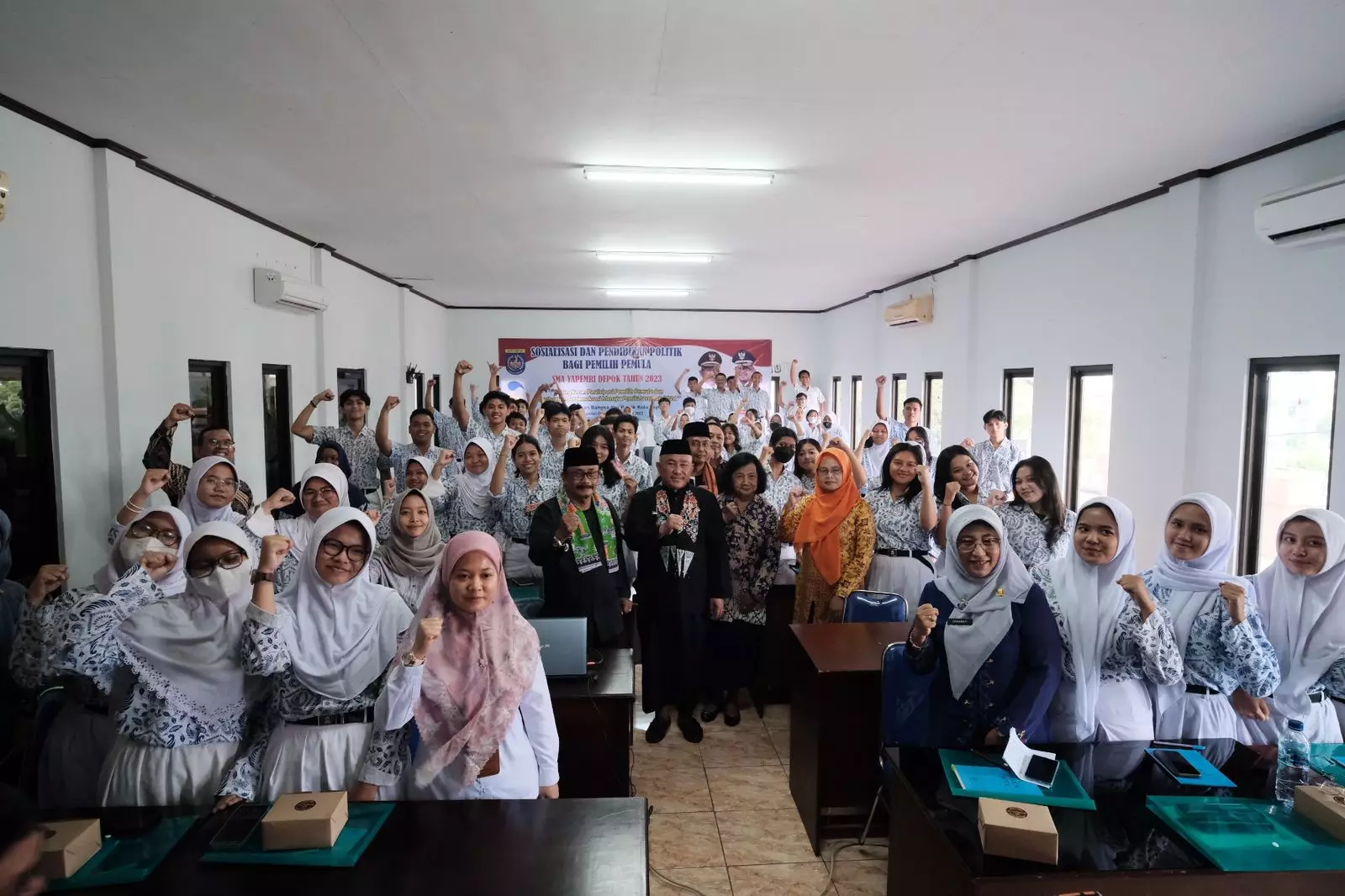 100 Siswa SMA Yapemri Dibekali Pendidikan Politik Bagi Pemilih Pemula
