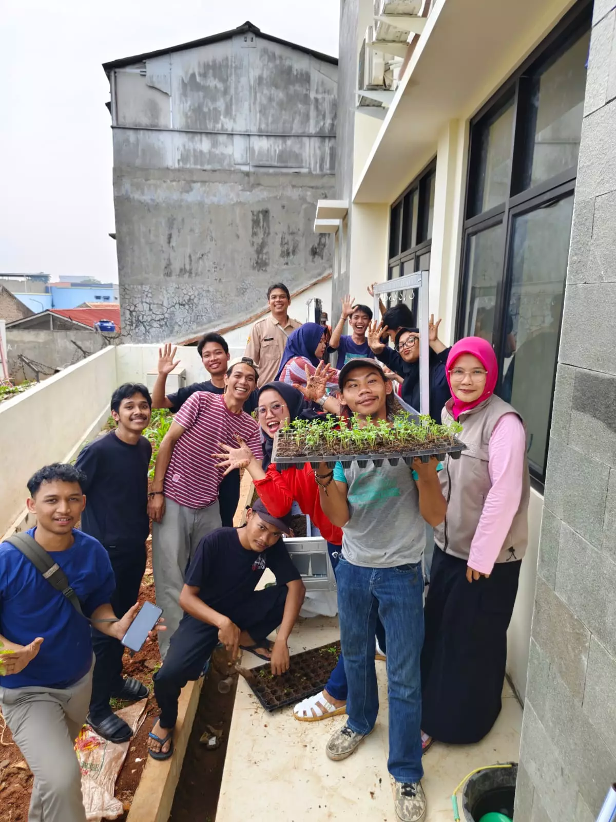 Remaja Rangkapan Jaya Diajarkan Teknik Menanam Secara Urban Framing