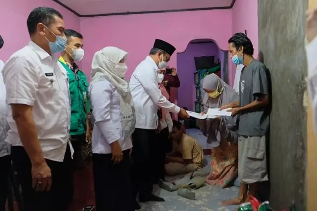 Bang Imam Serahkan Bantuan untuk Ade Supriatna, Sopir Angkot yang Alami Gangguan Kesehatan