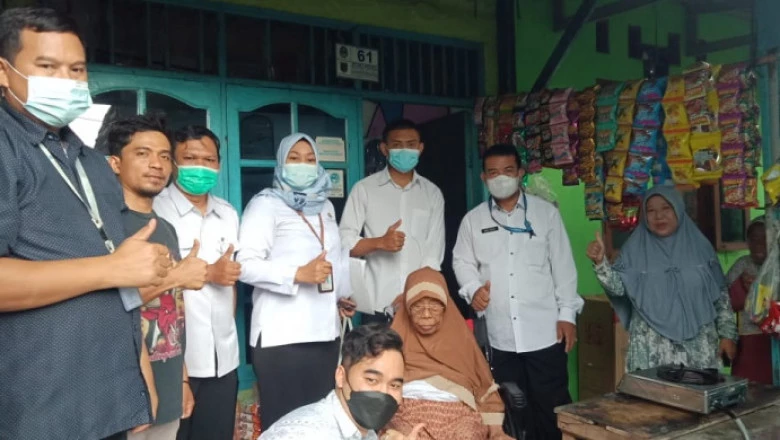 Dinsos Antarkan Langsung Kursi Roda untuk Warga Lansia dan Disabilitas