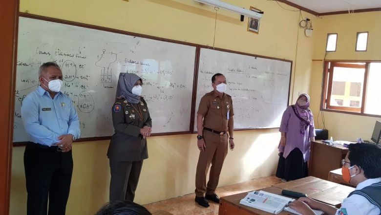 Monitoring PTMT, Satgas Covid-19 Pastikan Prokes di SMAN 2 Depok Berjalan Baik 