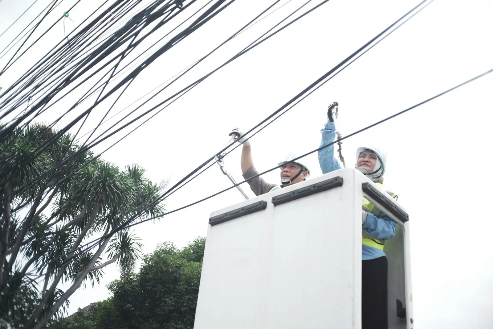 Komitmen Perindah Kota, Sekda Depok Pimpin Pemotongan Kabel Udara di Radar Auri
