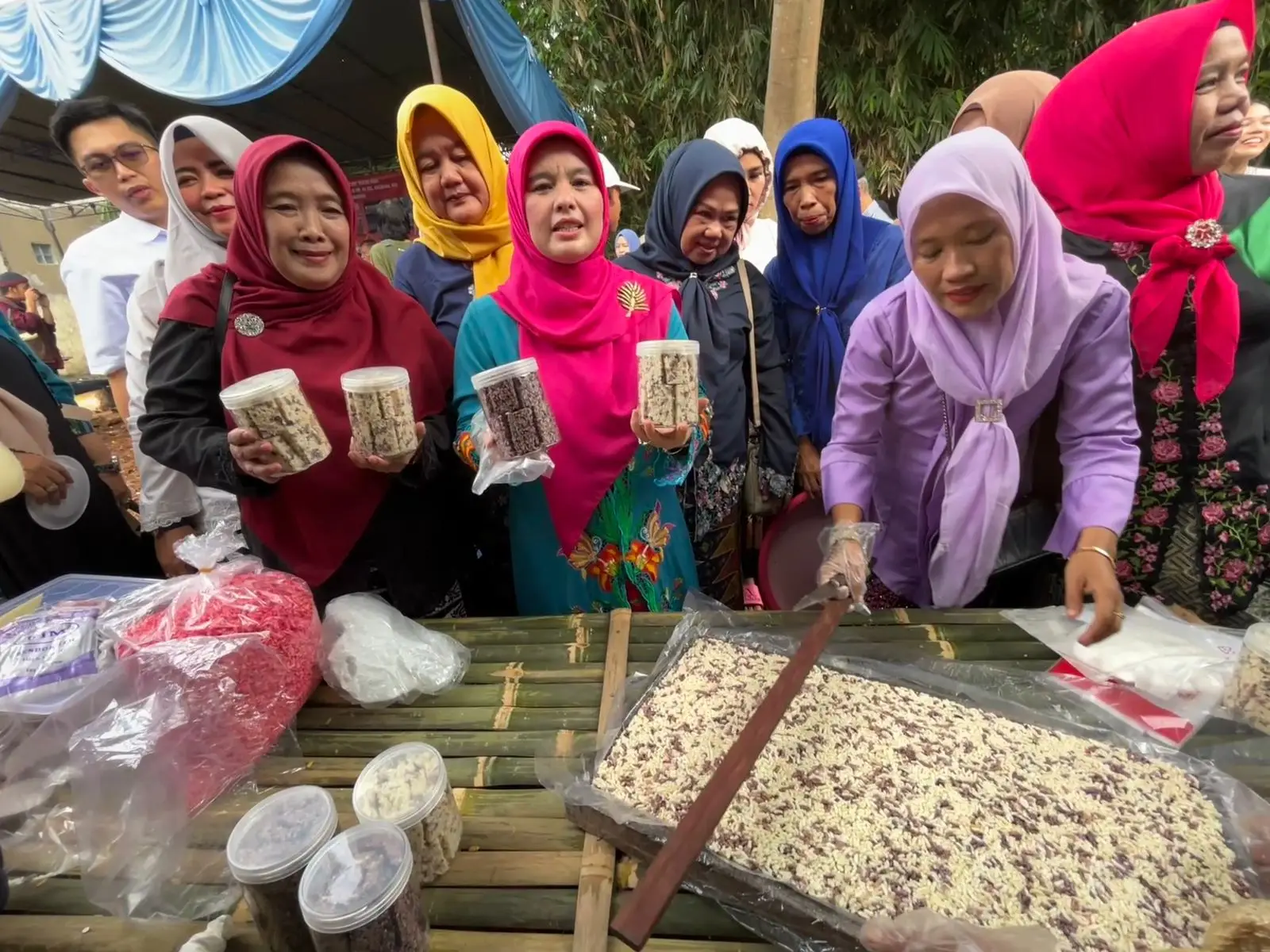 Cing Ikah Bersama Ibu-ibu Kompak Bikin Teng-Teng di Lebaran Depok 2025