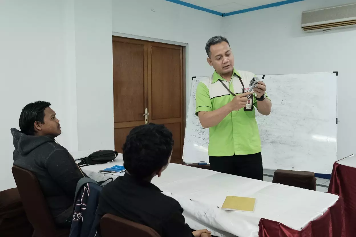 Warga Depok yang Ikut Pelatihan Perbengkelan Dikenalkan Komponen Mesin