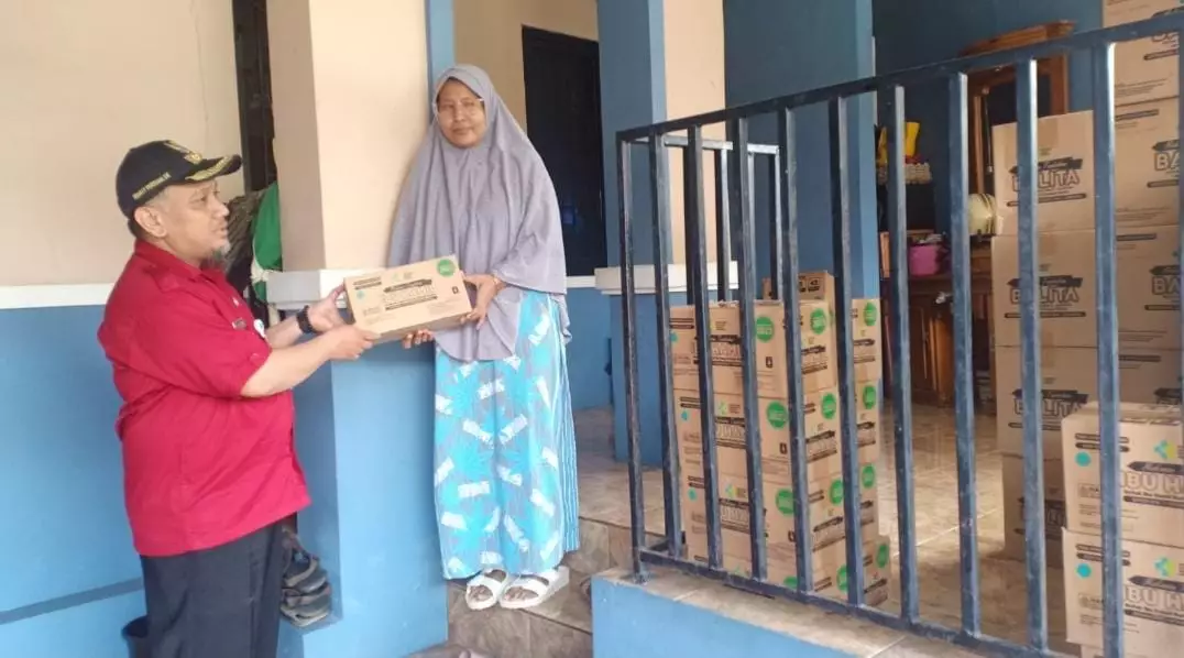 Balita dan Ibu Hamil di Pondok Jaya Dapat PMT Biskuit