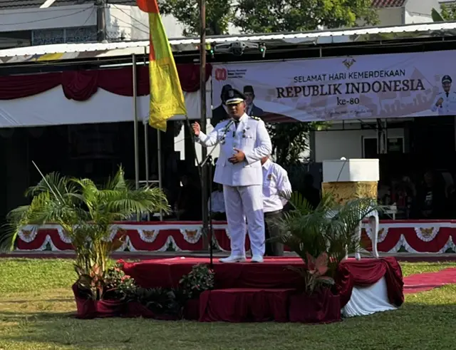Pimpin Upacara HUT ke-80 RI, Lurah Tugu Ajak Warga Isi Kemerdekaan dengan Semangat Pembangunan
