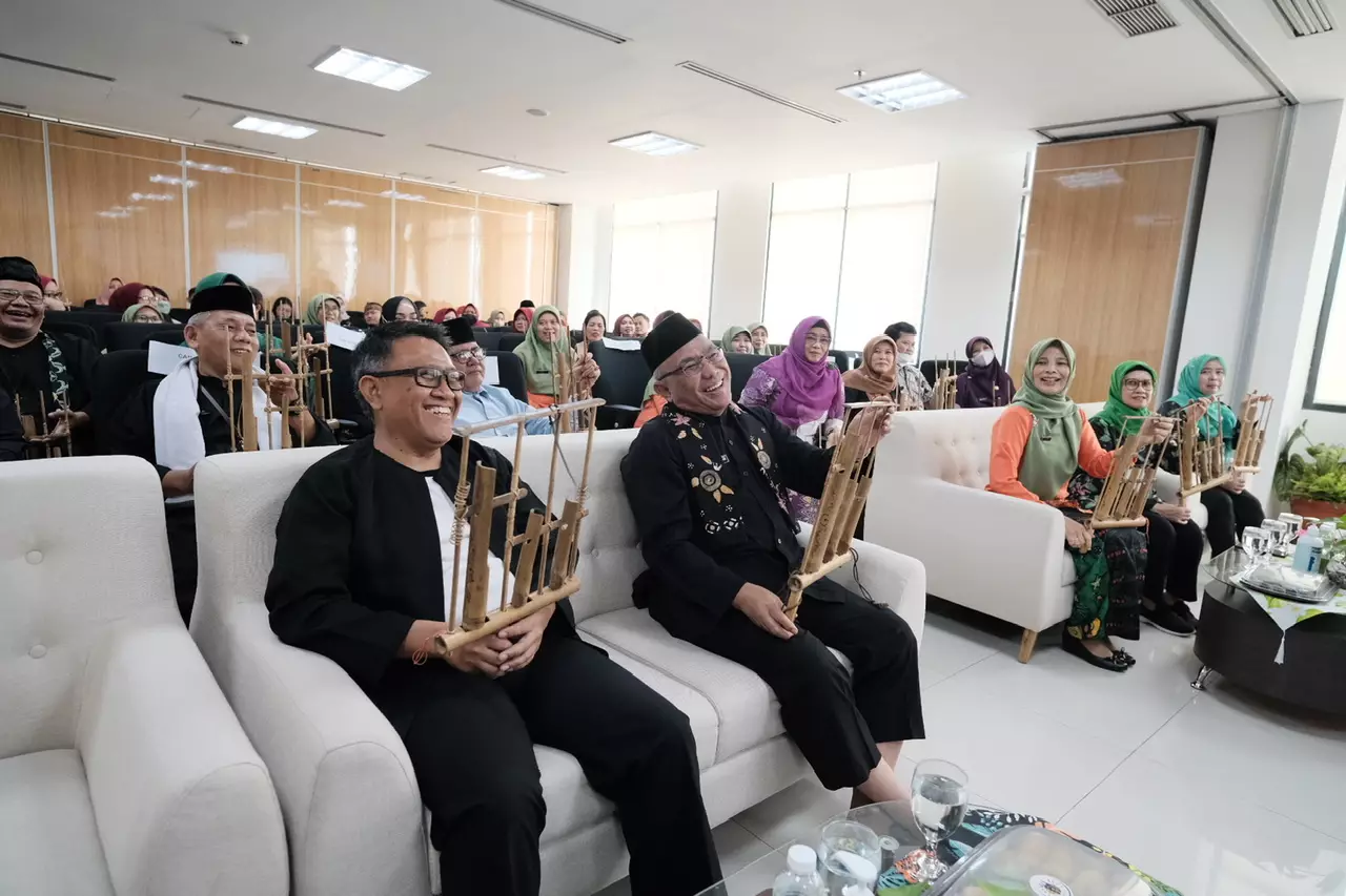 Sambut Tim Lembaga Akreditasi Rumah Sakit Damar Husada Paripurna, Wali Kota Mainkan Alat Musik Angklung