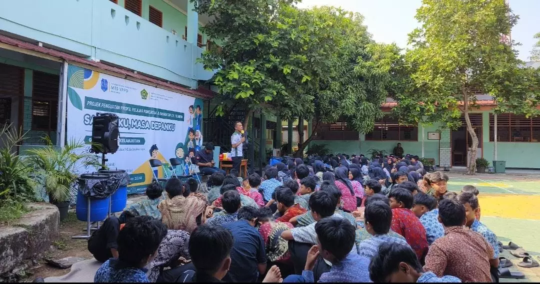 Koordinator UPS Permata Regency Ajak Pelajar Gunakan Tumbler Dukung D'GoBer