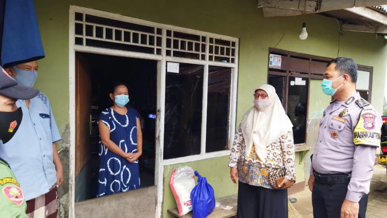 Bantu Warga Isoman, Kelurahan PGS Beri Bantuan Bahan Pokok