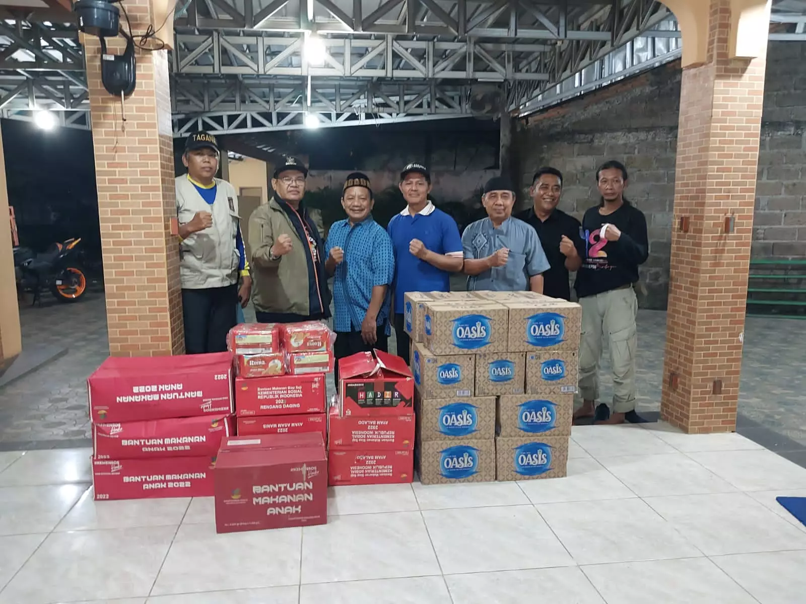 Lurah Jatijajar Salurkan Bantuan dari Tagana ke Warga RW 09