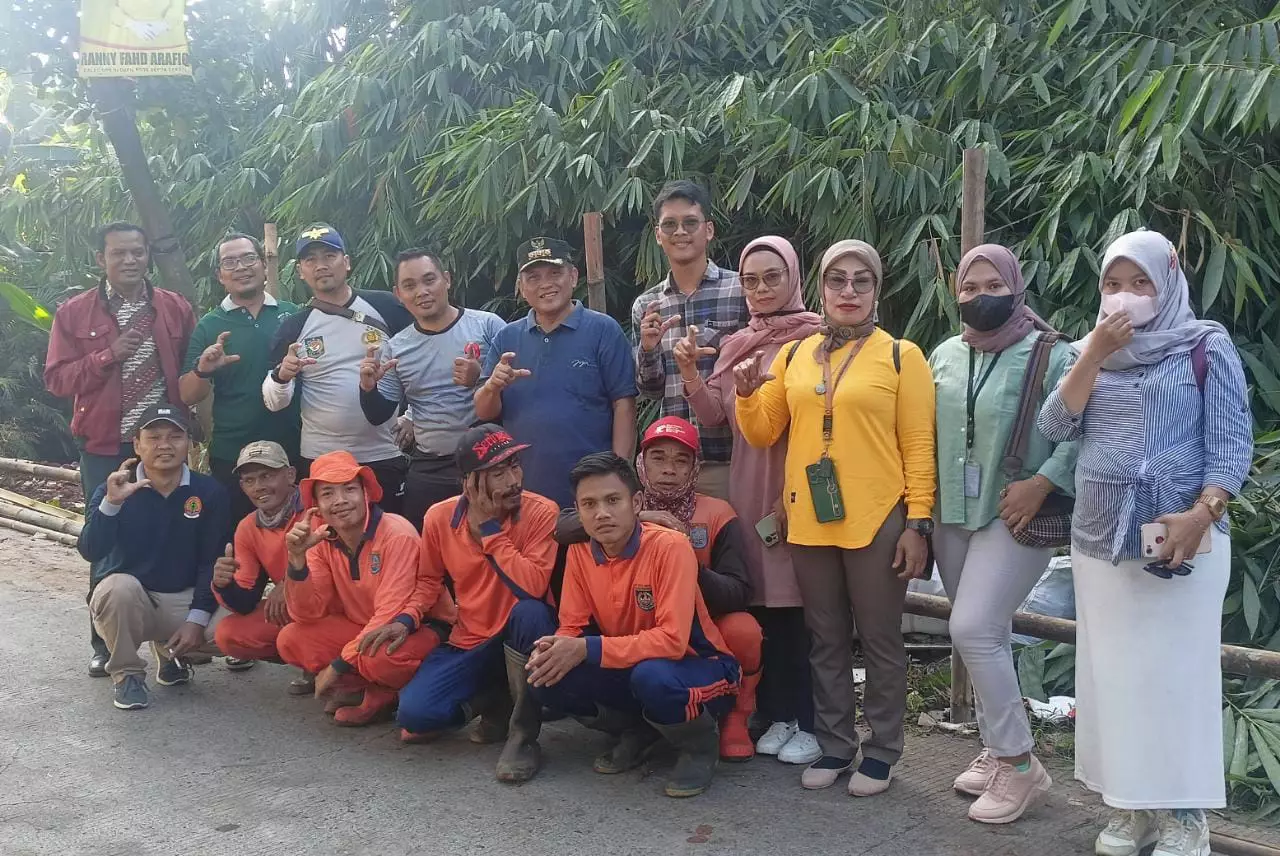 Camat Hasan Bersama Warga Ratujaya Gotong Royong Bersihkan Lingkungan