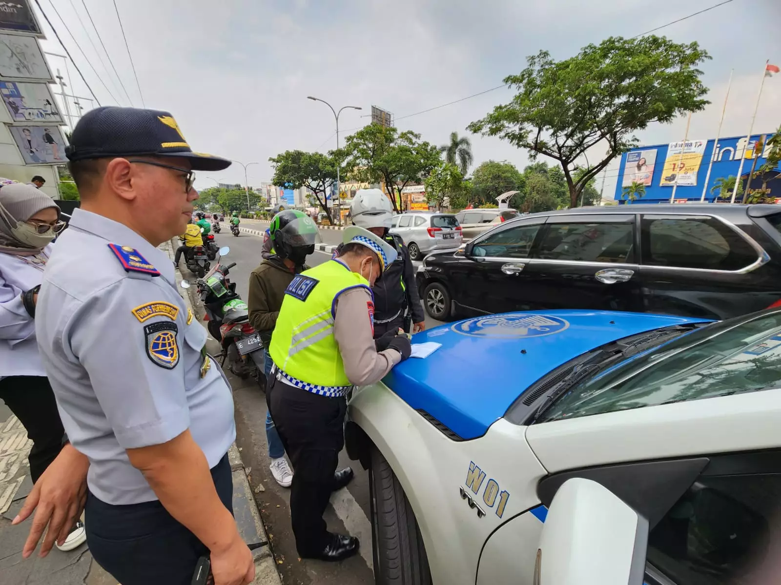 Rutin Razia Parkir Liar, Dishub Depok Tegaskan Trotoar untuk Pejalan Kaki