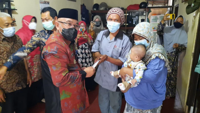 Mohammad Idris Beri Bantuan Anak Kelainan Genetik Di Cimanggis