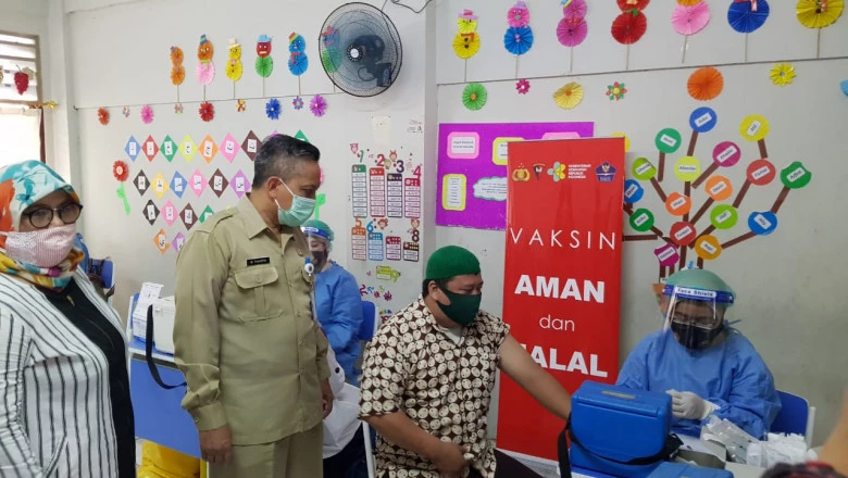 Tenaga Pendidik di Depok Antusias Ikuti Vaksinasi Covid-19