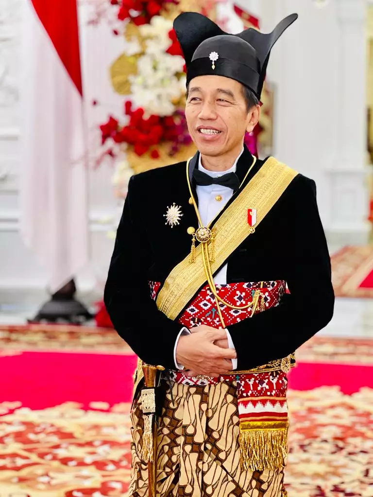Presiden Joko Widodo Kenakan Pakaian Panglima Raja Pakubuwono Hadiningrat di HUT ke-78 RI