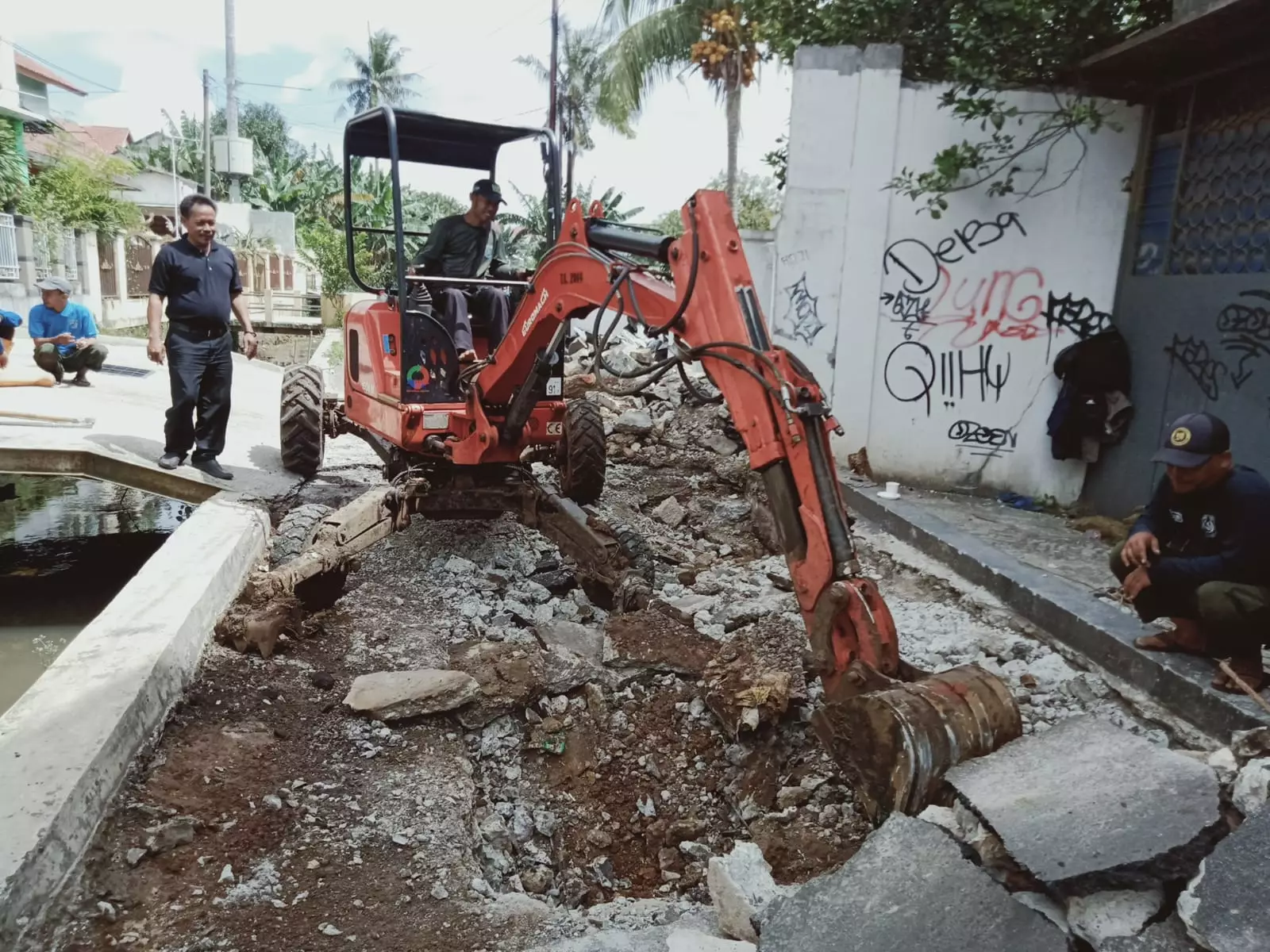 Hari Kedua Penanganan Jalan Enggram, DPUPR Turunkan Alat Berat