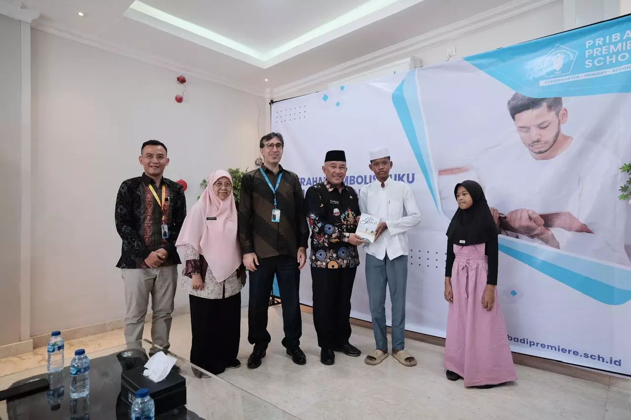 Wali Kota Depok Serahkan Buku Jalan Nabi ke Peserta Lomba Literasi
